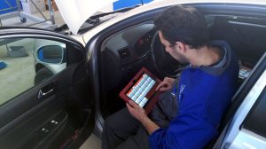digital auto - officina elettronica e meccanica a Rimini - gianni lanzoni all'opera
